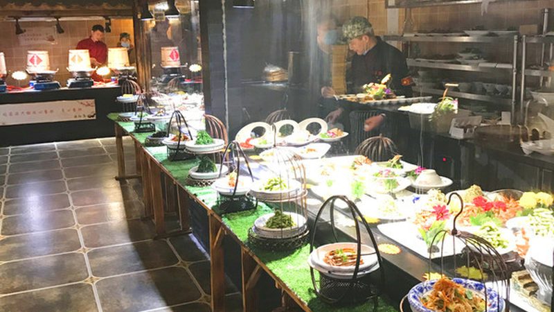 小标题：行业背景：食品代工的兴起与挑战